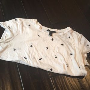 Whit shirt with small birds on it